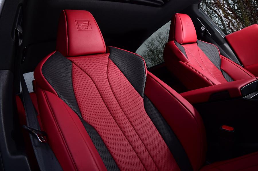 Детали интерьера Lexus ES300h F-Sport 2019 года  (UK) (фото 9 из 13)